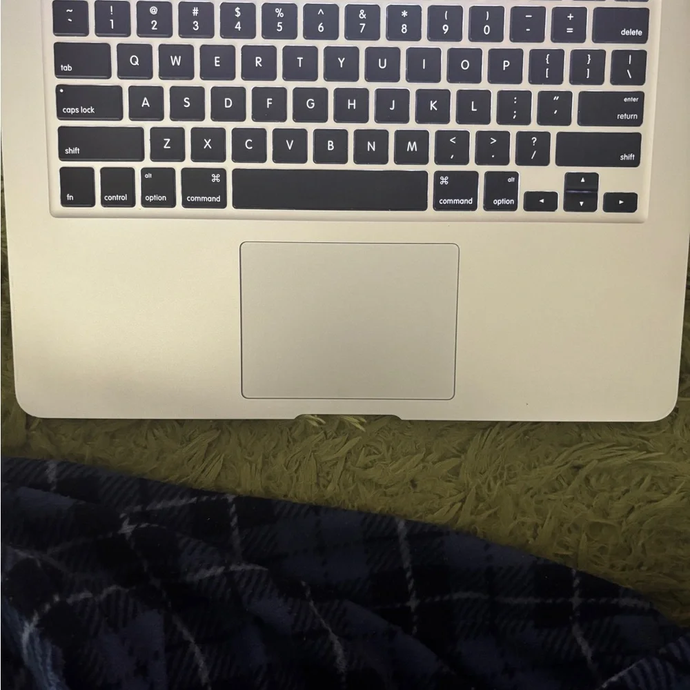 MacBook Air Mid 2013 Core i7 (charger not included)
